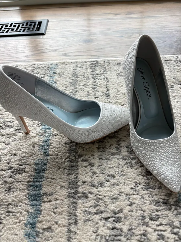 Silver Slipper Size 7 pearl heels - Image 2