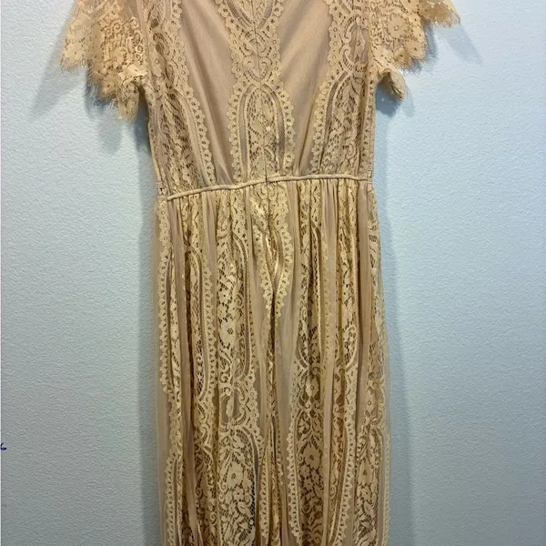 Chic Lace Maxi Dress in Cream - Image 6