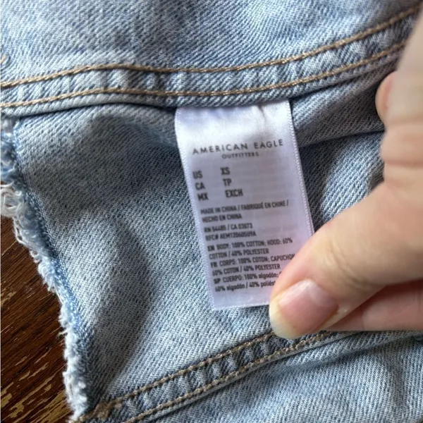 American Eagle Cropped Hooded Denim Jacket Distressed Raw Hem XS Light Wash - Image 4