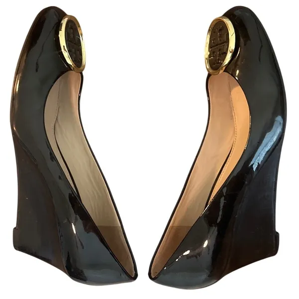Tory Burch Sally Wedge Pumps Black Patent Leather Gold Logo Size 7 - Image 7