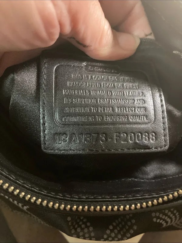 Coach Ashley Dotted Op Art shoulder bag made of jacquard fabric and leather - Image 11