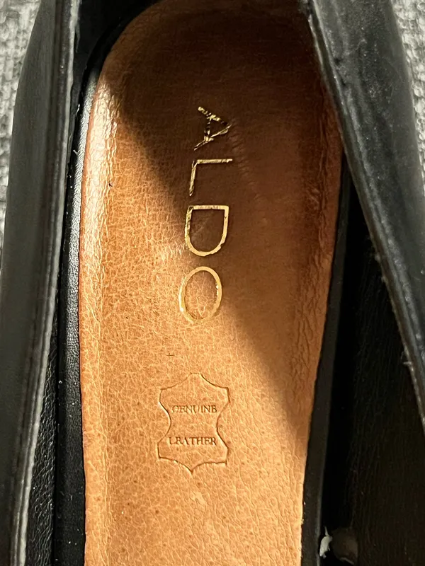 Womens 8. Aldo Black Leather Pointy-Toe Pumps with Gold Heel Zipper - Image 10