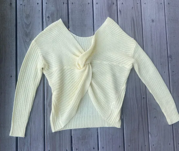 TJMaxx Full Circle Trends Light Pastel Yellow Crop Sweater - Image 2