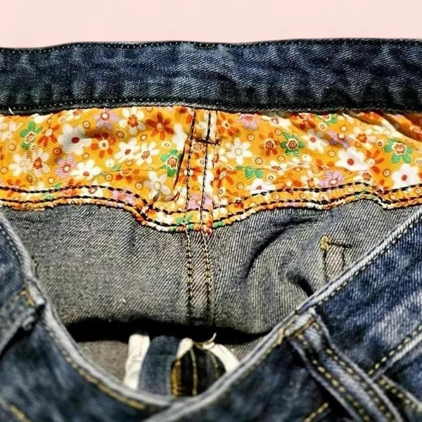 Source Unknown Women’s Distressed Dark Wash Denim Shorts 28 - Image 3