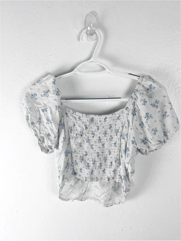 HOLLISTER White Floral Puff Sleeves Smocked Back Crop Top Size Medium Casual - Image 2