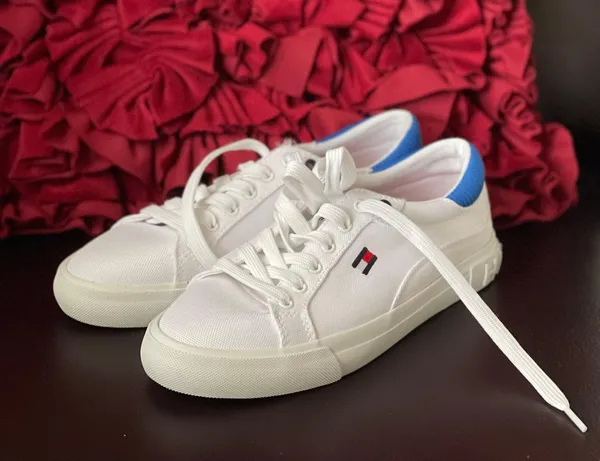 Tommy Hilfiger women’s brand new finice lace up sneaker size 8 avail - Image 8