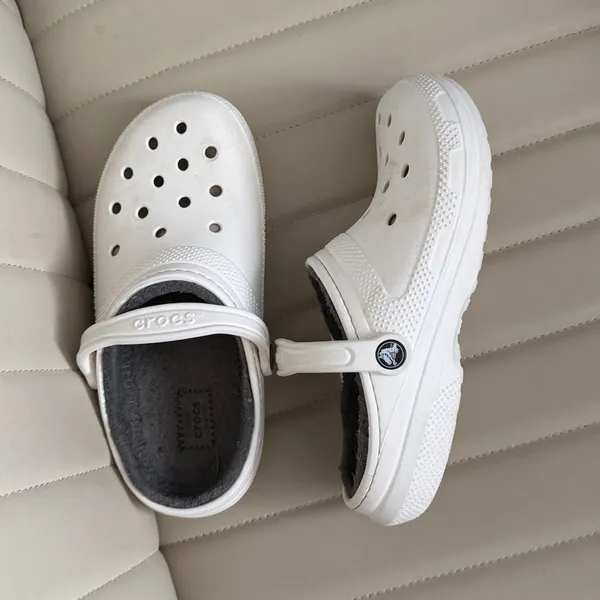 White Crocs Shoes Clogs with Fleece Lining M7 W9 - Image 2