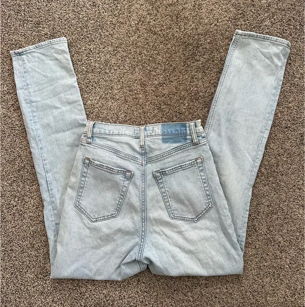 Slim Straight 90’s High Rise Jeans Light Wash - Image 3