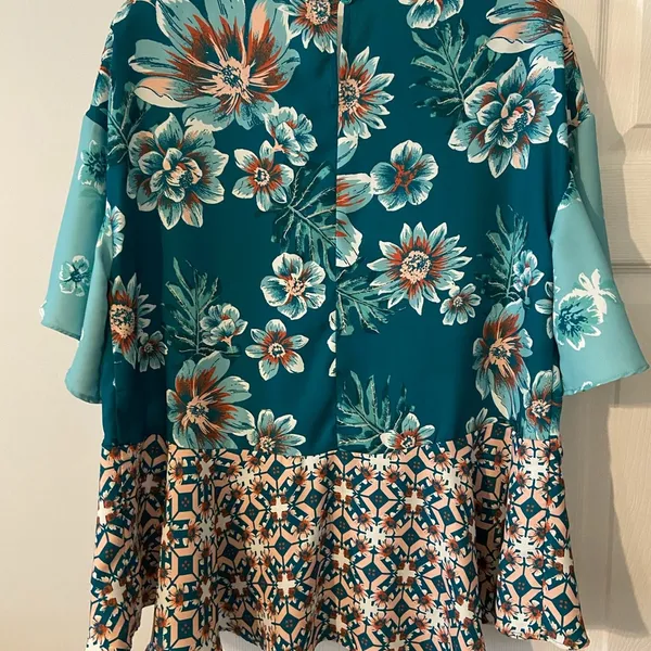 Women’s shirt Size XL - Image 2