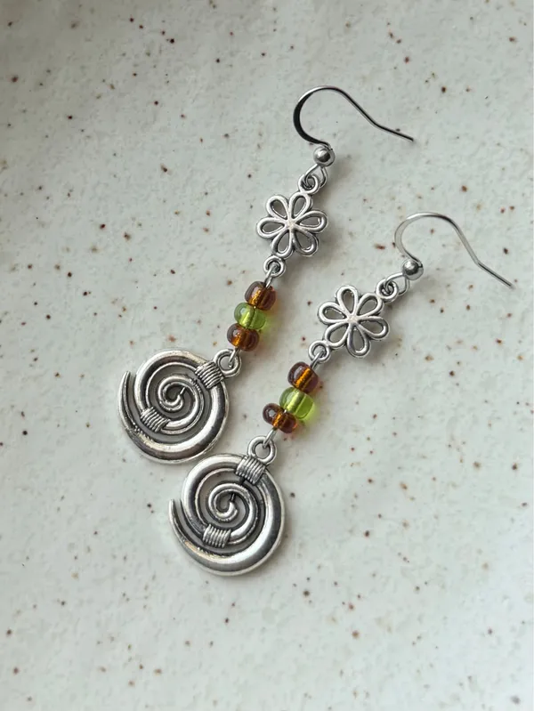 Handmade antique silver tone cute boho fairy retro flower swirl dangle earrings🌀 - Image 3