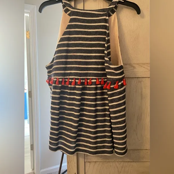 Gorgeous sleeveless top- perfect for the boat or a barbecue. This top has it all - Image 2