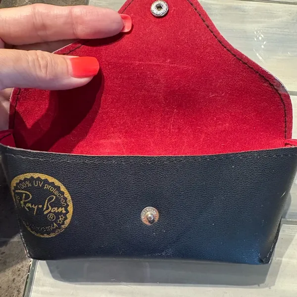 Ray-Ban Black Leather Sunglasses Case flaw - Image 2