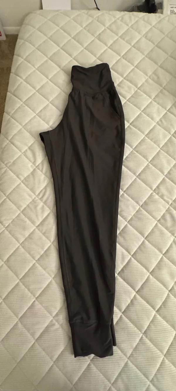 Old Navy Activewear Joggers - Image 2