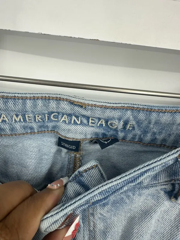 American Eagle Outfitters Strigid Mom Jeans Size 14 Short Light Wash - Image 5