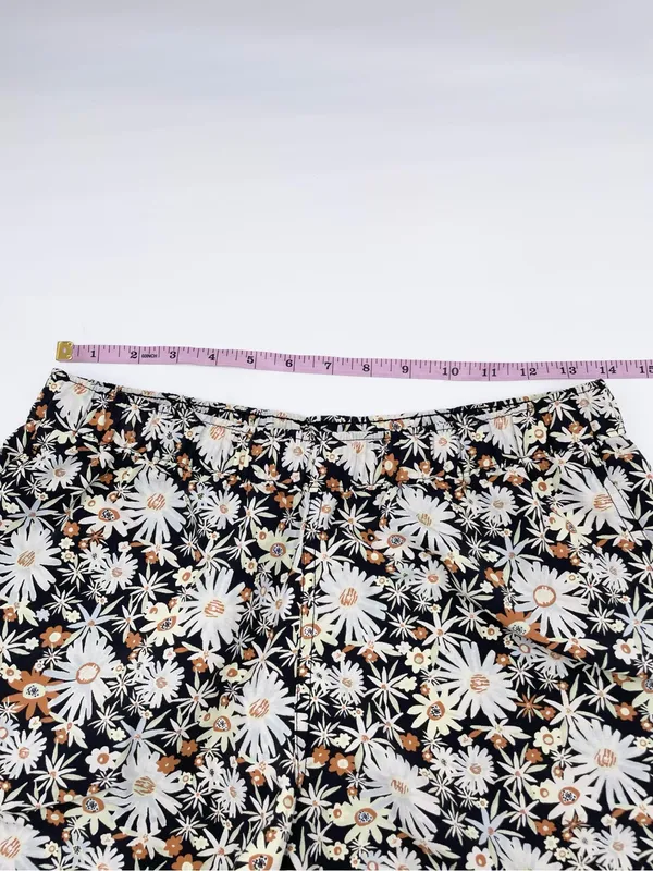Patagonia Women's 2.5" Barely Baggies Multifunction Shorts Size Small Floral - Image 8