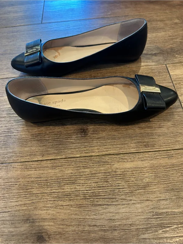 Kate Spade Norah Black Pointed-Toe Leather Flats with Bow and Gold Plaque size 8 - Image 6
