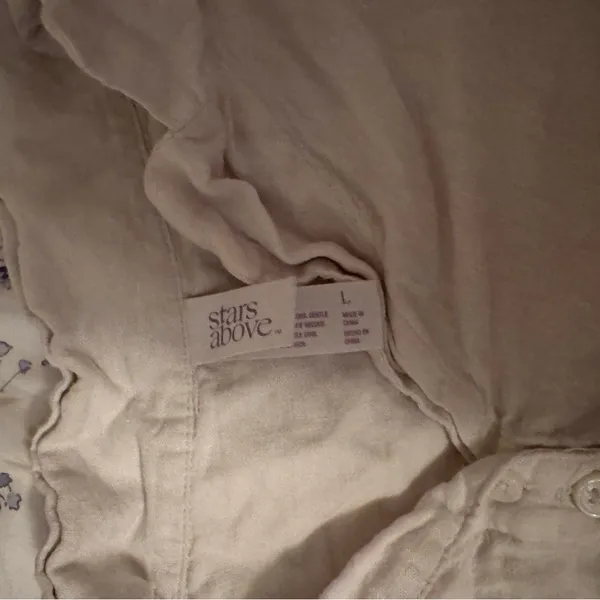 stars above Cream Button-Front Linen Top - Image 2