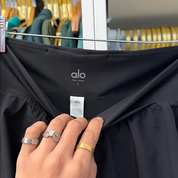 Alo yoga V-Cute Running Short black - Image 10