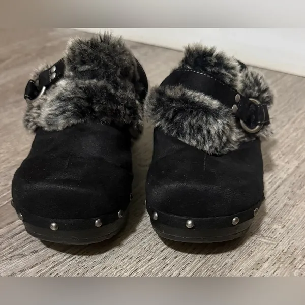 Melrose Ave Faux Fur Lined Studded Clogs | Cozy Winter Shoes | Size 7.5 - Image 3