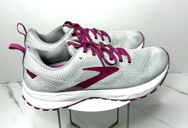 Brooks Revel 5 Women's Grey/White/Baton Rouge Mesh Sleek Low Top Sneakers 9.5 M - Image 4