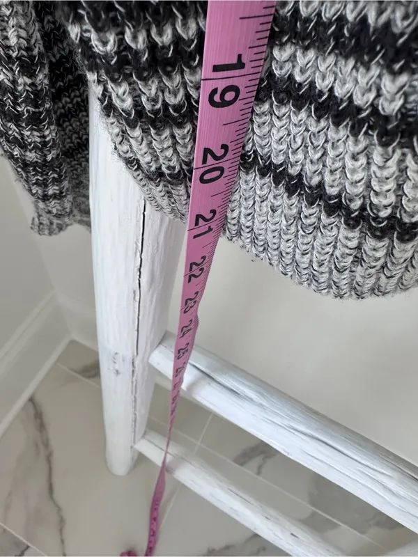Billabong Gray & Black Open Knit Striped Crewneck Sweater Size Medium - Image 11