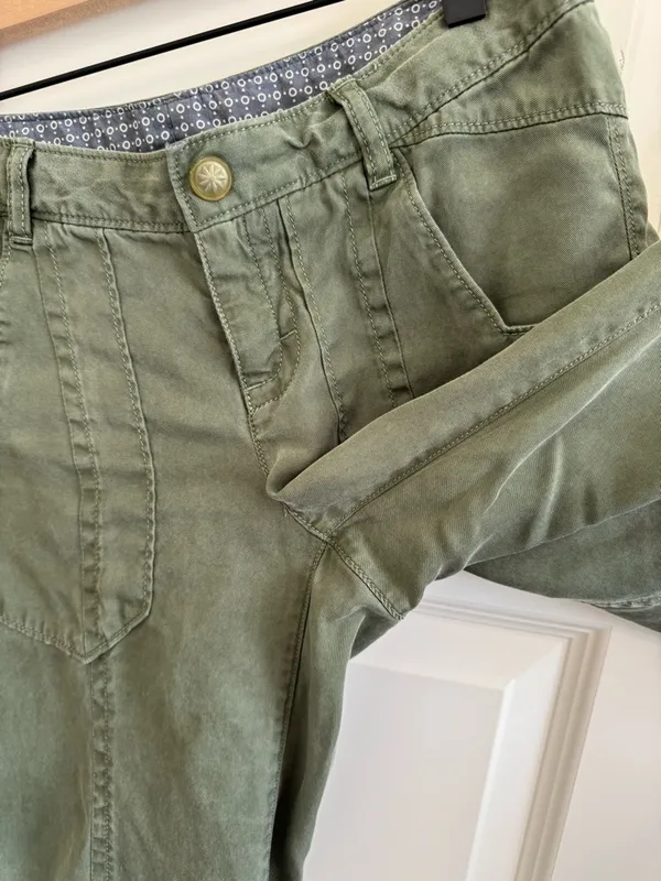 Athleta Low-Waisted Green Adjustable Lightweight Pants - Image 5