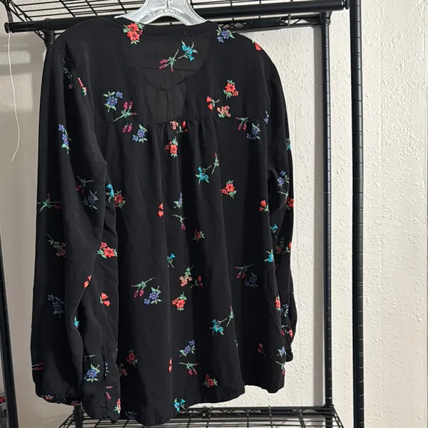 Old Navy Black Blouse with Floral Design - Image 9
