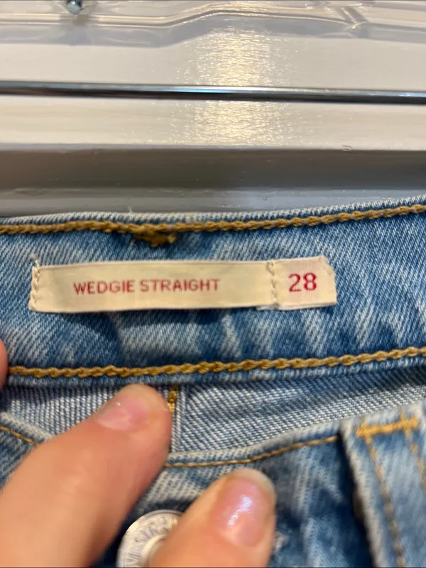 Levi’s wedgie straight Jeans with Distressed Knee size 28/28. - Image 6