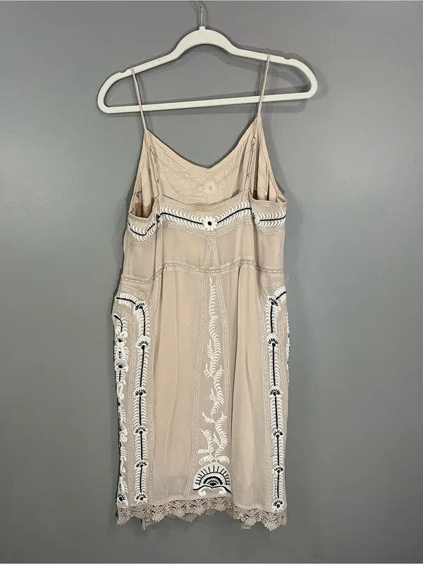 Maeve size med Beige Lace Embroidered Slip Dress with Black Accents - Image 8