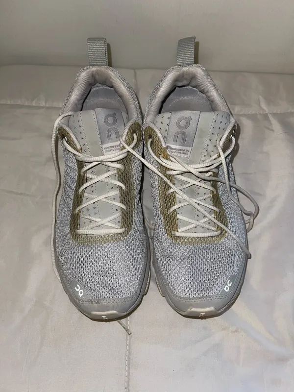 On Cloud Running Shoes Women’s 8 - Image 12