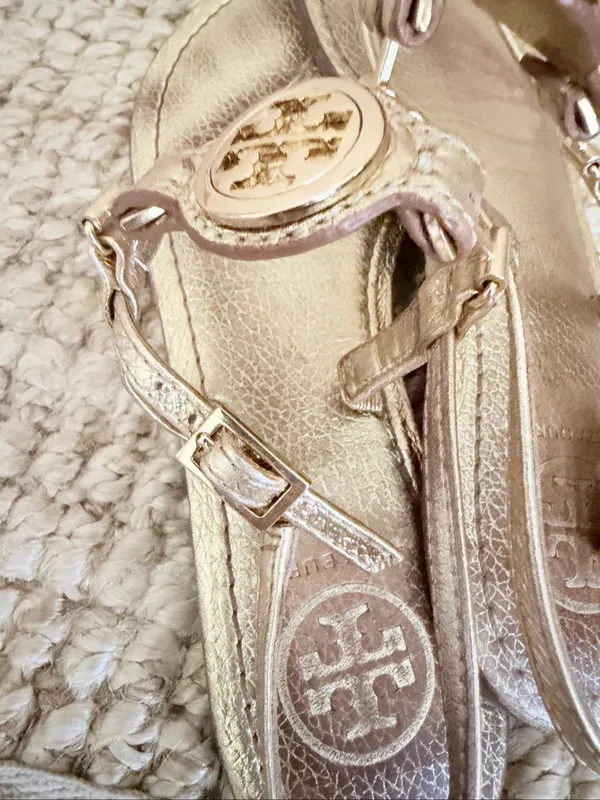 Tory Burch Gold Leather Thong Sandals Logo Medallion Brazil Women’s Size 6.5 - Image 3