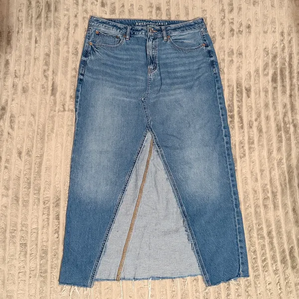 American Eagle Low Rise Denim Maxi Skirt Medium Wash Frayed Hem Size 8 - Image 2