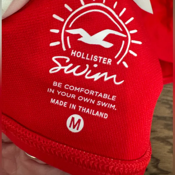Hollister Women's Red Bikini top - Image 3