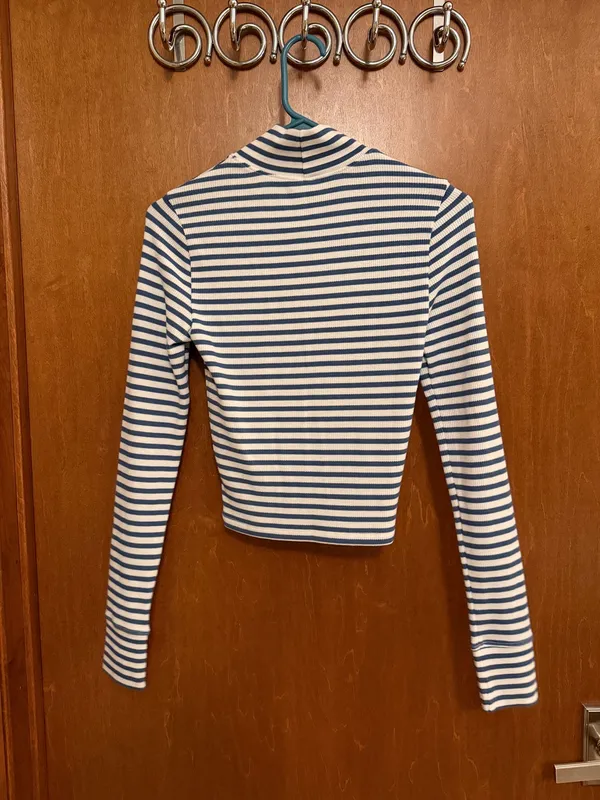 American Eagle Cropped Turtleneck - Image 3
