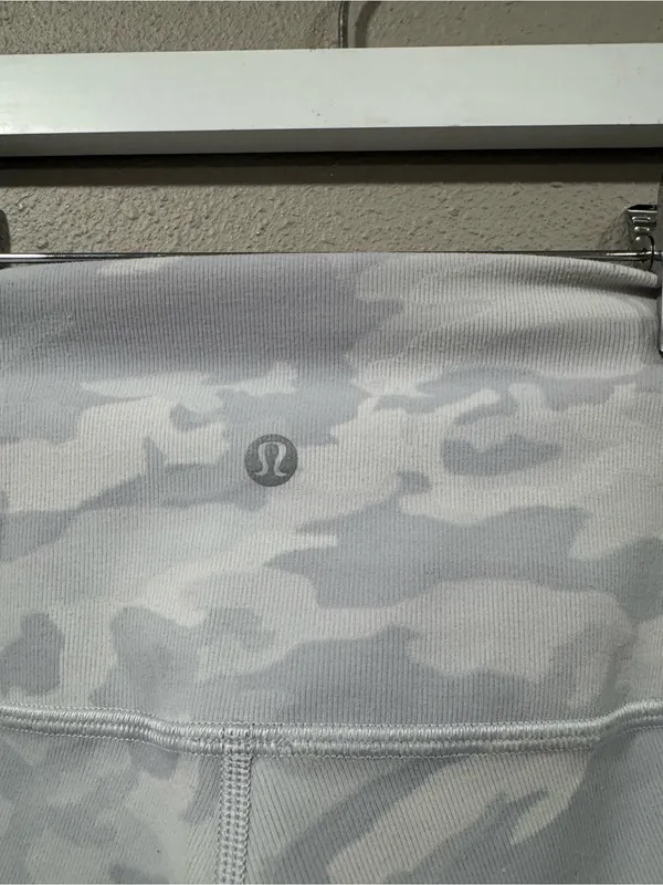 Lululemon Wunder Under Short 10" *Ribbed Incognito Camo Jacquard Alpine White St - Image 3