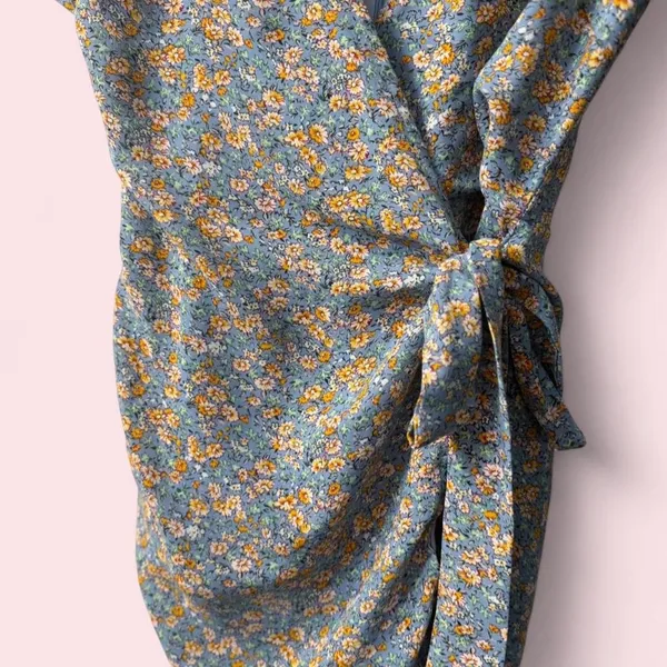 Women’s Lulus Blue Floral Wrap Tie Waist Romper Small - Image 2