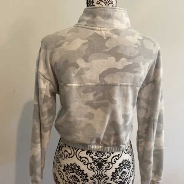 Hippie Rose Camo 1/4 Zip Crop Sweatshirt Size Small - Image 5