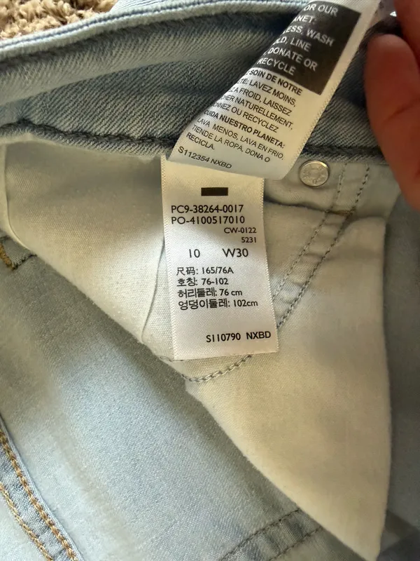 Levi’s Denim Shorts Light Wash - Image 4