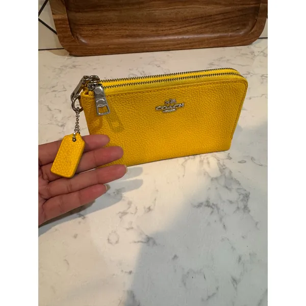Coach Double Corner Zip Wristlet pebble leather This compact pouch bright yellow - Image 4