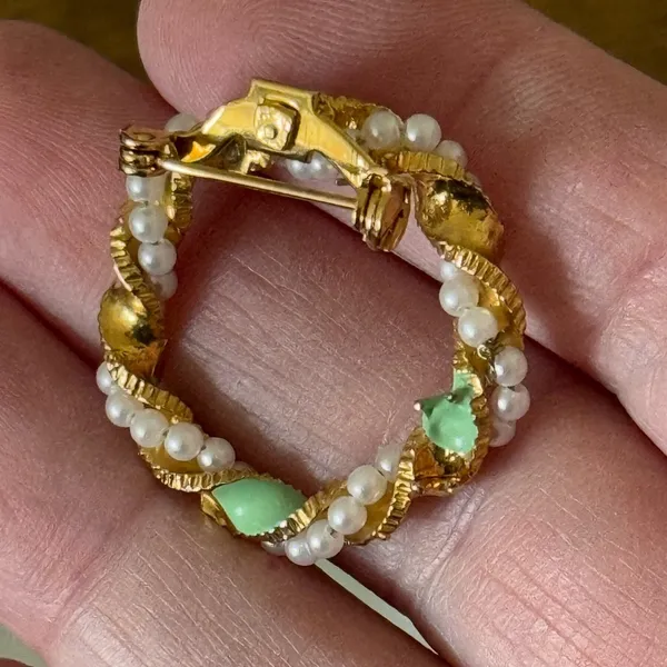 Source Unknown Vintage Gold Tone Wreath Brooch with Faux Pearls and Green Enamel Leaves - Image 6