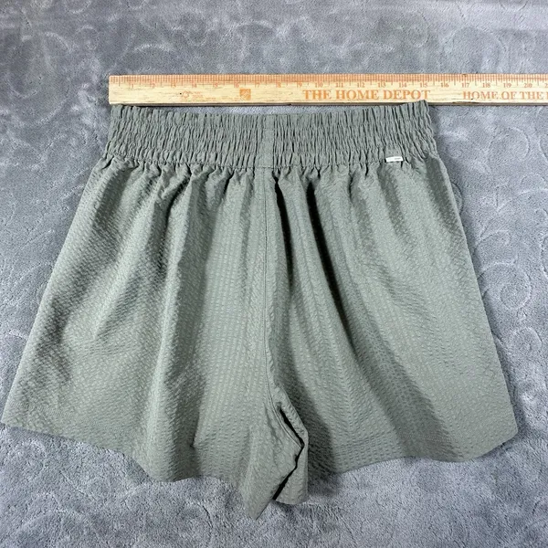 Vuori Womens Villa Textured Short Size Large Wheatgrass Sage Neutral Athletic 3" - Image 5