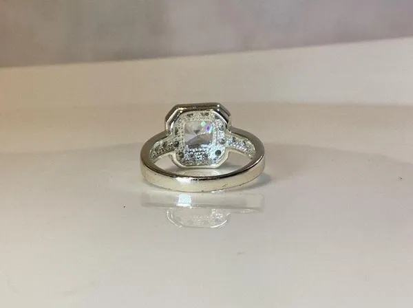 Silver Toned Crystal Ring - Image 4