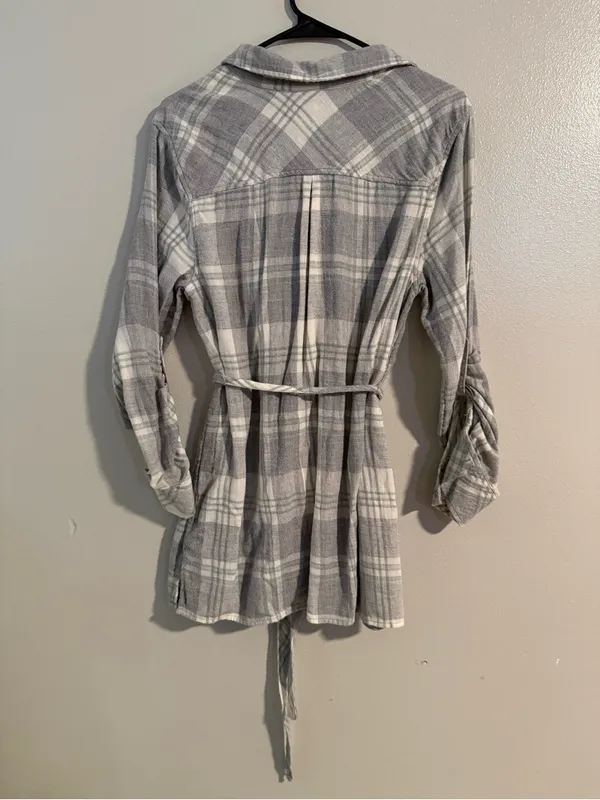 Liz Lange Maternity Light Gray Plaid Button-Front Shirt - Image 3