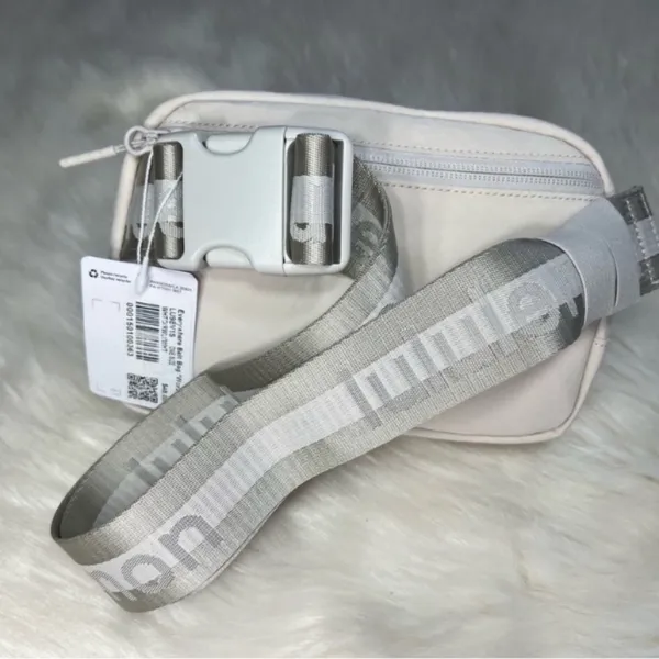 Lululemon Everywhere Belt Bag 1L Wordmark white opal - Image 9