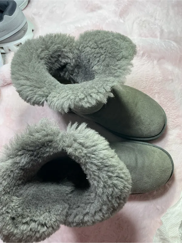 UGG Gray Shearling-Lined Short Winter Boots b95 - Image 6