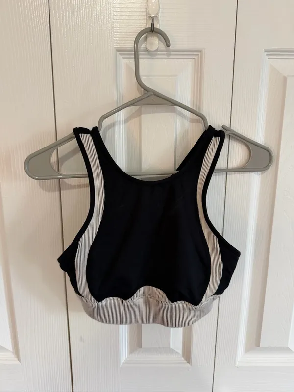 ALO Yoga Electric Sports Bra Black/White Size Small - Image 2