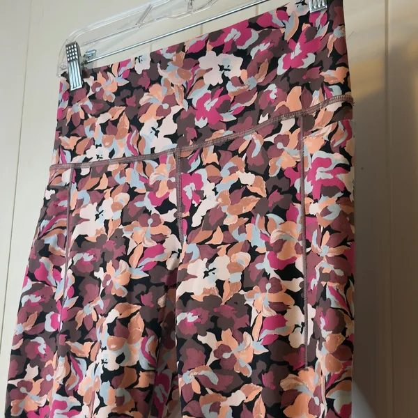 Athleta‎ Transcend Stash Tight Floral Camo High Rise Leggings L Workout Running - Image 4