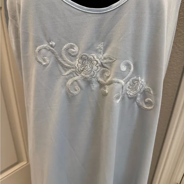 Vintage secret treasures Elegant light blue Embroidered Nightgown size large - Image 2