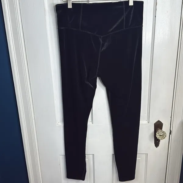 Athleta Elation Velvet Tight in Black #467925 W1679 Sz L - Image 7