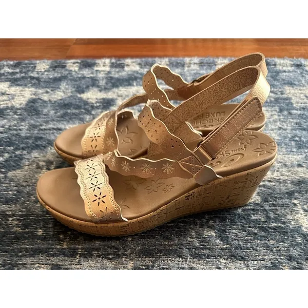 Skechers Cali Luxe Foam Sandals Women’s Size 9 Wedge Rose Gold Resort Pool NEW - Image 4